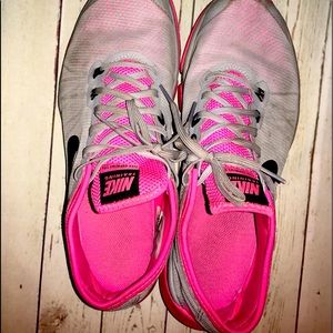 Nike Women’s Size 9 tennis shoe.